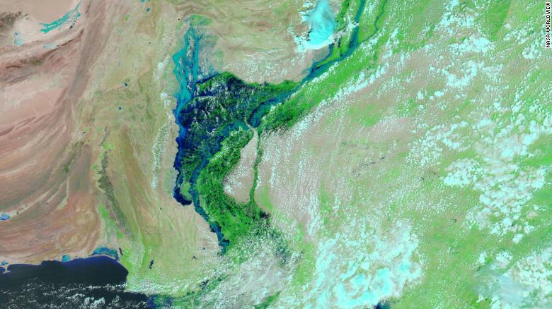 MODIS卫星感应器在8月28日拍摄的最新照片显示，巴基斯坦南部信德省有大片地区浸在水中。(CNN网)