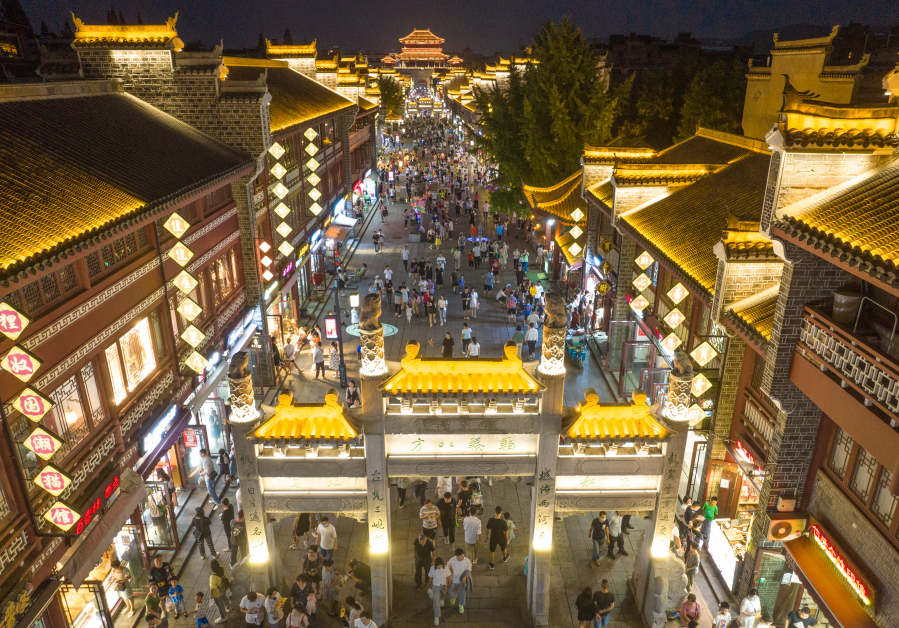 9月11日，市民和游客在湖北襄阳古城游玩。（新华社）