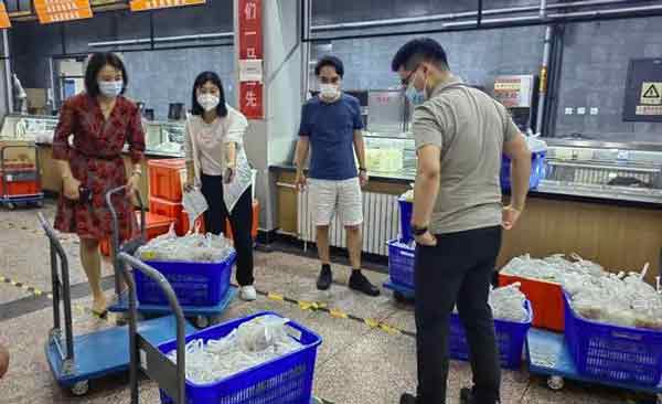　中国传媒大学组建了由辅导员和教师组成的志愿服务队，给在宿舍的同学运送食物和物资。