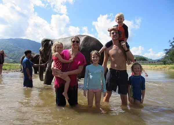 该对夫妻在泰国某大象保护园区时，决定改变现有生活。