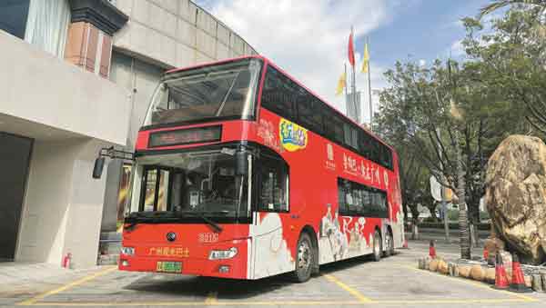 广州首辆双层移动餐厅巴士“粤陶巴”。