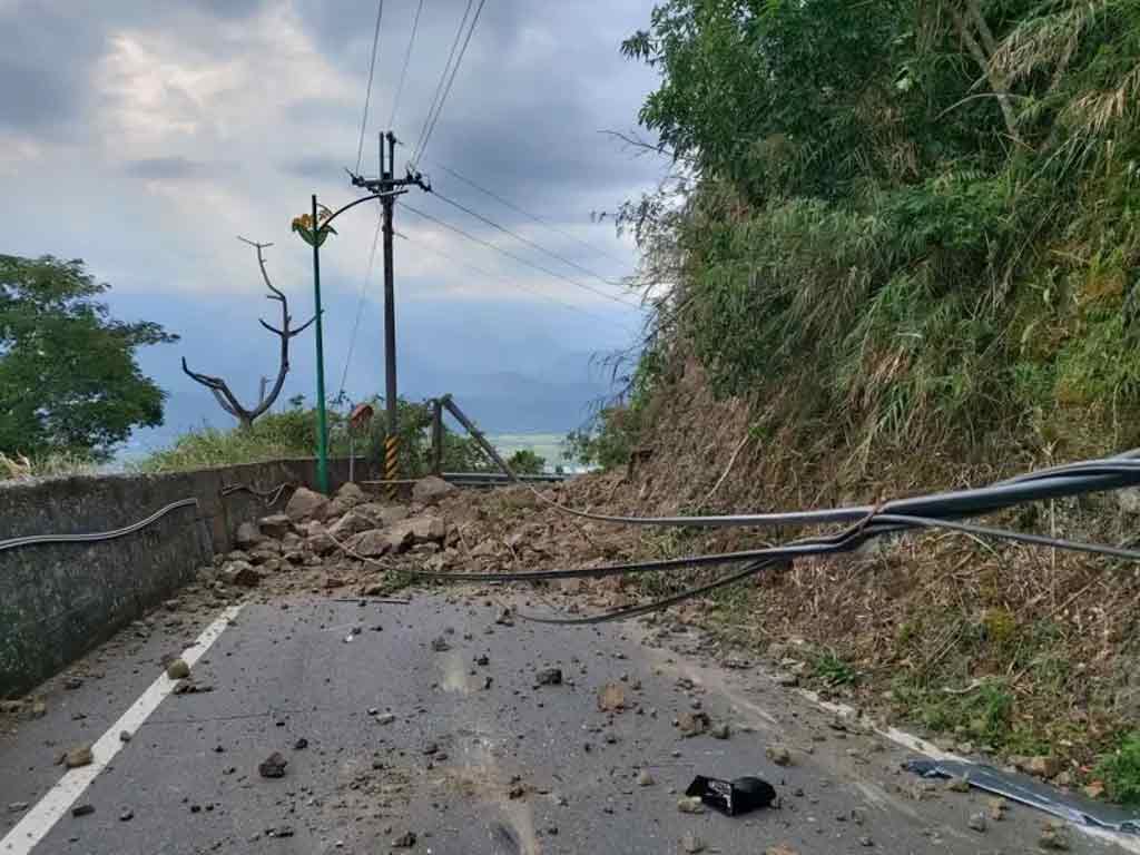 赤科山主要联外道路10.5公里处发生边坡坍方，大量土石滑落，造成道路中断。
