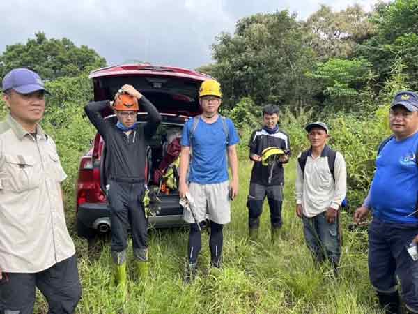 台东县消防局派遣山域专责人员4人携带装备，并结合警察山青及林务局人员共计7人入山搜救。
