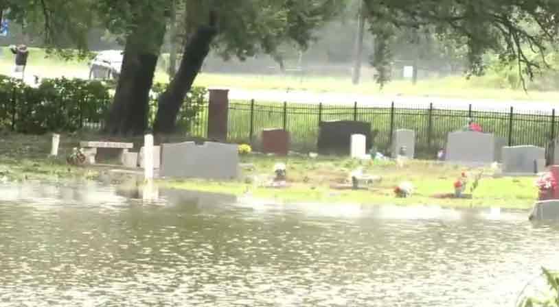 橘郡奥克兰一座公墓部分坟墓被掀，有棺材整具被水流从土中拔起，冲离原先的墓地。