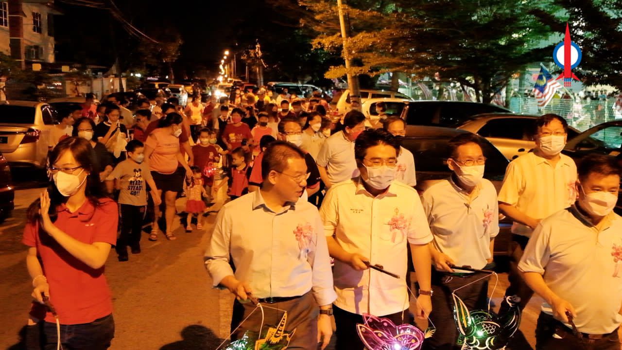 为发扬中秋佳节传统习俗，倪可敏与培养华小三机构也一起参与中秋节提灯游行。