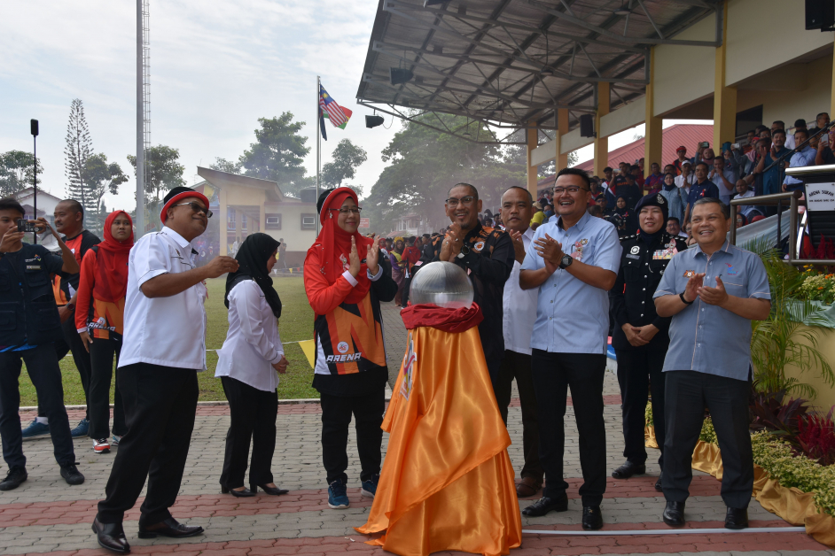阿末法依扎（左7）恭贺乌达新镇国中迷你体育馆正式启用。