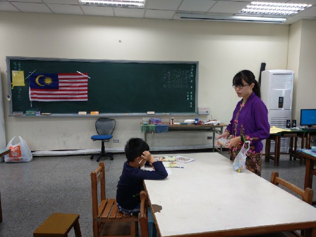 刘思彤（右）教小学生马来语，是一对一教学。（受访者提供照片）