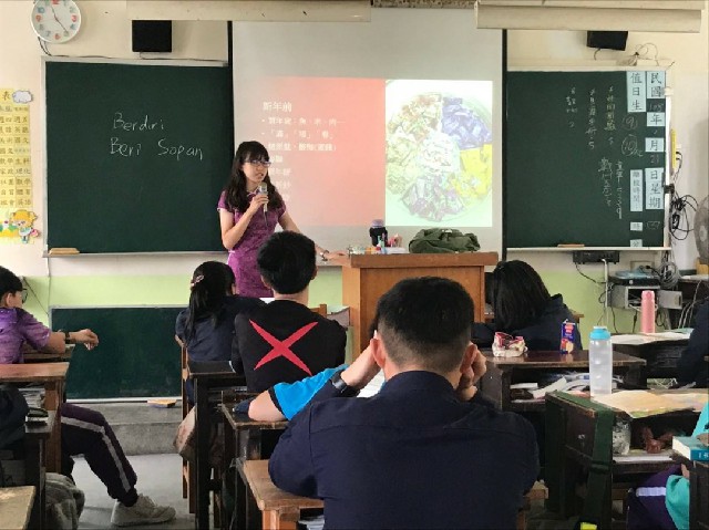 刘思彤为中学生上课，学习马来语的学生逾20人。（受访者提供照片）