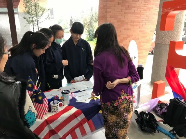 刘思彤（右）与中学生举办园艺会，在进行准备工作。（受访者提供照片）