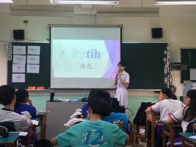 教学不忘母校！刘思彤穿着宽柔中学的校服上课。（受访者提供照片）