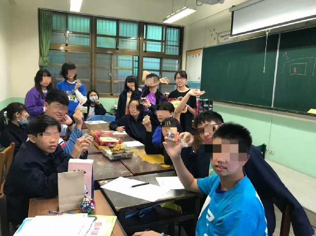 刘思彤（后排右）在中学分享班兰蛋糕和娘惹糕。（受访者提供照片）
