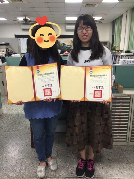 刘思彤（右）全国教案比赛获得入选。（受访者提供照片）
