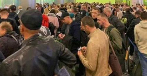 ◤俄乌开战◢莫斯科机场 清一色男人  等出国度假