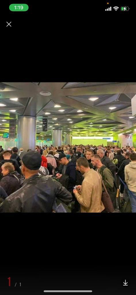 莫斯科机场清一色男人等出国。