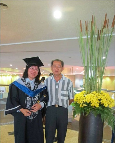 好学不倦的徐美娣老师，于2012年修完大学课程，旁为其丈夫。