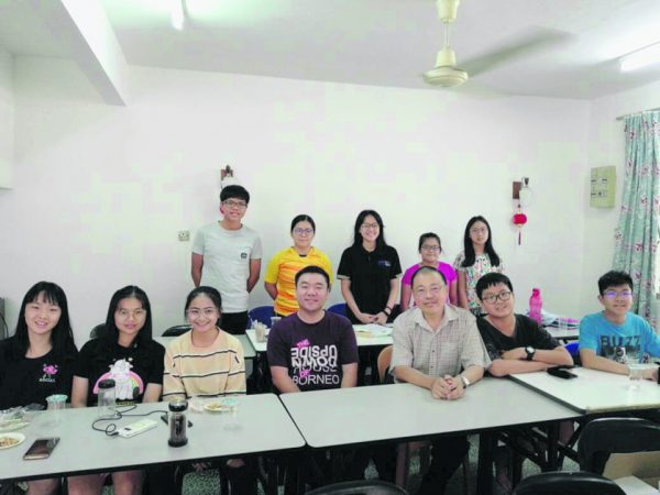 陈伟哲与东马作家冯学良（前排右2）为年轻人分享文学创作心得。