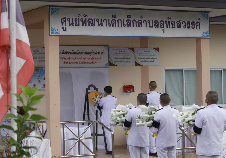 官员代表泰国王室，向农磨兰普府托儿所枪击案死者献花圈哀悼。（欧新社）