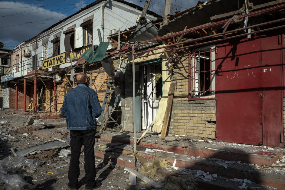 乌克兰哈尔科夫库皮扬斯克区街道的房屋，周五遭俄军炮弹袭击，损毁严重。（欧新社）