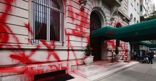 俄驻纽约总领事馆 外墙门窗遭泼红漆