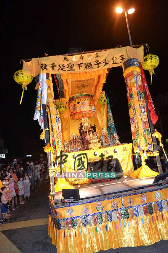 皇梵寺出动一辆花车随队游行。