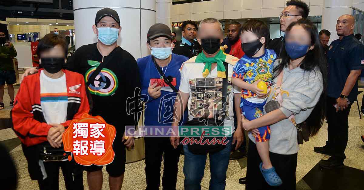 谭姓兄弟（左二及左三）于周二（4日）晚上安全抵达吉隆坡国际机场，与家人团聚。
