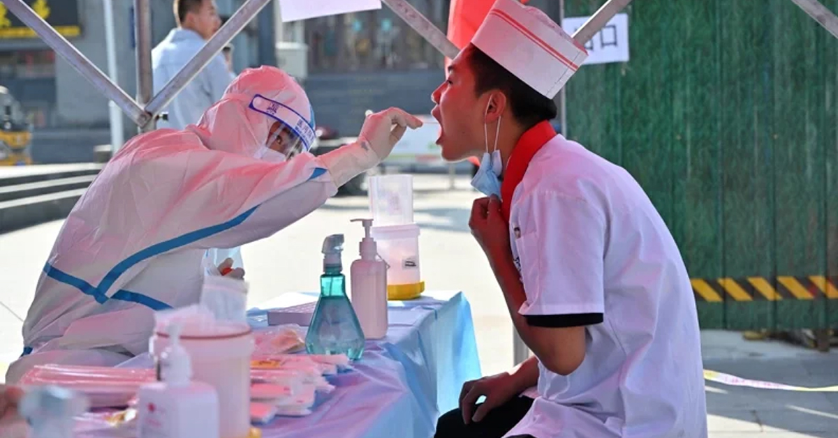 内蒙古呼和浩特市突增疫情，市民进行核酸检测。（中通社）