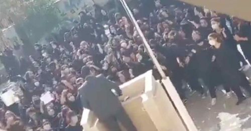 伊朗成群女学生 无畏怒呛民兵组织