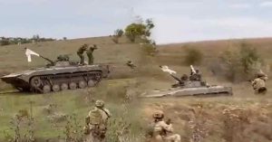 ◤俄乌开战◢ 乌反攻俄军狼狈投降 坦克炮口挂巨型白旗