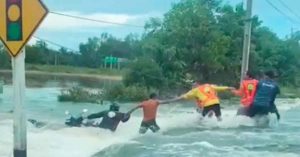 洪水中大汉们组人链 试图救起外送员摩哆