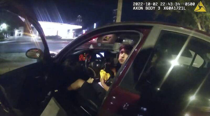 美国德州17岁少年在车上吃汉堡，却遭警察开枪打伤。（美联社）