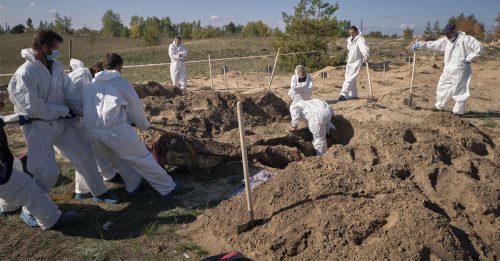 ◤俄乌开战◢ 乌克兰利曼清理战场 发现俄军在战友遗体藏地雷