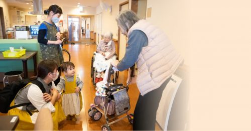 日本疗养院出奇招  招募可爱宝宝陪老人聊天