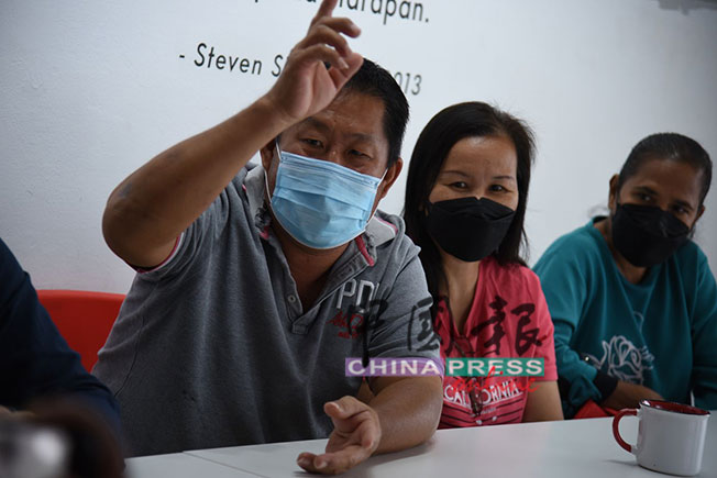 林顺平（左）在记者会上，陈述孩子的遭遇；左2起为其妻傅女士，及另一名受害者的母亲岚卡玛。