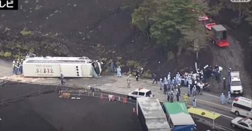 富士山附近观光巴士翻车 1死35轻重伤