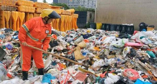 清洁工翻找8吨垃圾。