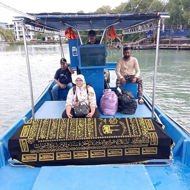 旺努哈斯玛在非政府组织的协助下，使用小船将丈夫遗体，从浮罗交怡送至玻璃市港口。