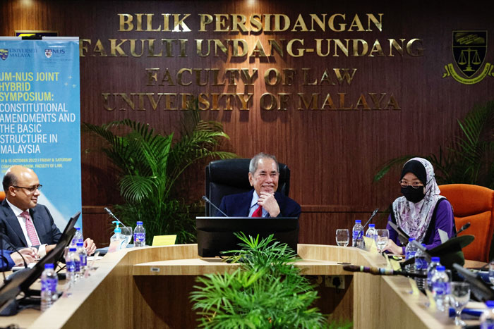 旺朱乃迪（中）出席由马大和新加坡国立大学联办的论坛。