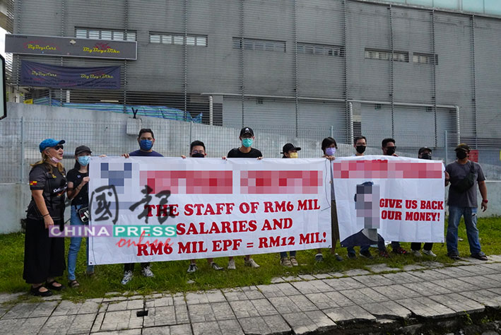 黄洁冰（左）率领10名前员工到公司总部拉横幅抗议。