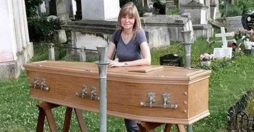 女子从小迷恋墓地  出席过200场葬礼