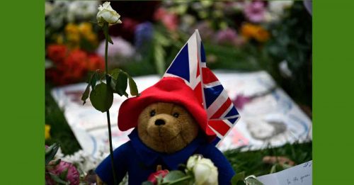 逾千帕丁顿熊向女王致哀 捐儿童慈善机构