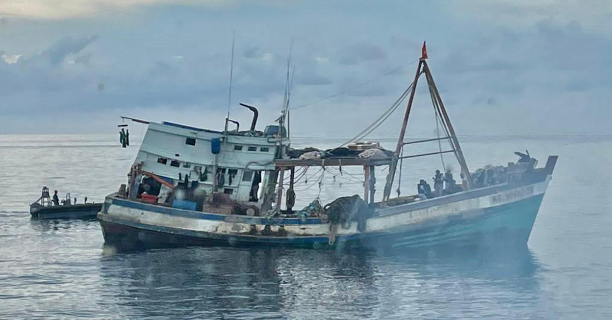 來不及驅船逃走的非法入境進行捕撈的越南漁船 ，