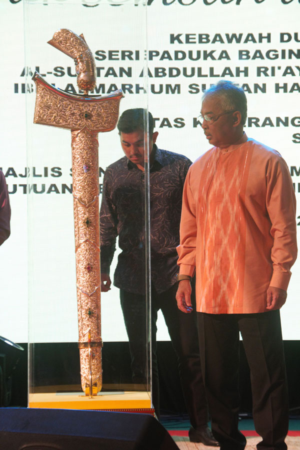 “看，这短剑做得好高啊”苏丹阿都拉陛下看着彭亨中华总商会赠送的超大马来短剑，不自觉的比了比高度。