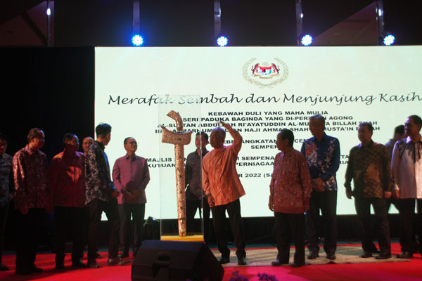 “看，这短剑做得好高啊”苏丹阿都拉陛下看着彭亨中华总商会赠送的超大马来短剑，不自觉的比了比高度。