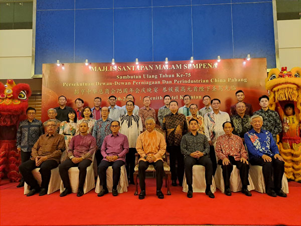 苏丹阿都拉陛下（前排左4）出席彭亨中华总商会创会75周年。前排左起为东姑苏莱曼、东姑阿米尔、看守彭州务大臣拿督斯里旺罗斯迪、东姑莫哈末、林锦胜和卢成全。