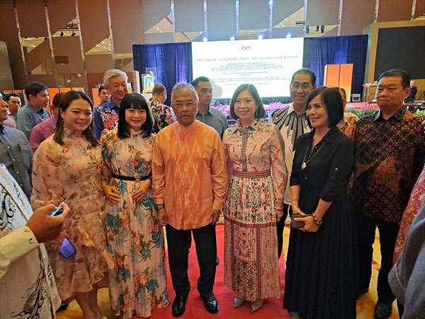 亲切的元首在离开时，与子民合影。