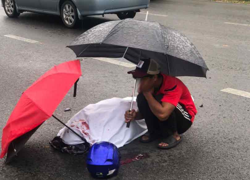 與羅厘相撞，场送導致21歲摩哆騎士從摩哆摔下後頭部受重傷，摩哆騎士當場重傷斃命。指在上述地點發生車禍，在拿督達威斯裏路（Jalan Datuk Tawi Sli）發生。