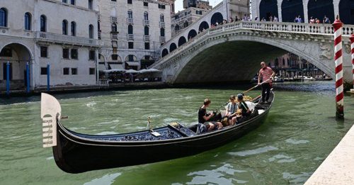 游客威尼斯偷贡多拉 不会划船被擒获