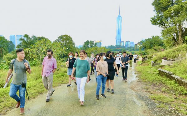 吉隆坡福建义山改造为社区公园的愿景，有着守护历史、守护绿肺的精神。公众人士走山参观艺术展，感受旷阔天地，触摸华裔先辈奋斗的足迹。
