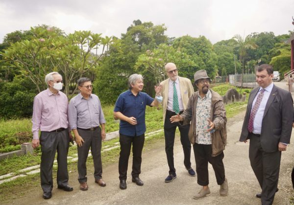 外交使节聆听马来西亚的义山故事，看见多元精彩。左起林忠强博士、陈炳钟、戴炳基、波兰驻马大使克里斯托弗、参展兼导览员希山慕丁，以及乌克兰驻马代办丹尼斯。