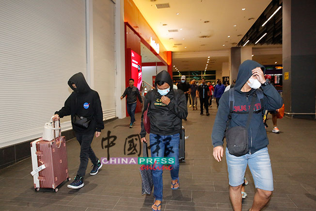 9名猪仔于周六（29日）晚上11时55分安全飞抵第二吉隆坡国际机场。